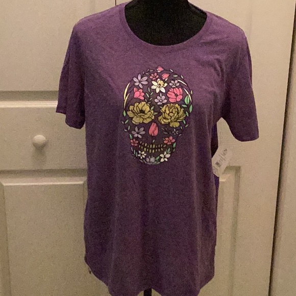 🌸NWT Graphic Skull With Flowers Size XLARGE Must Have Tee Makes Perfect Gift 🌸 - Picture 4 of 10